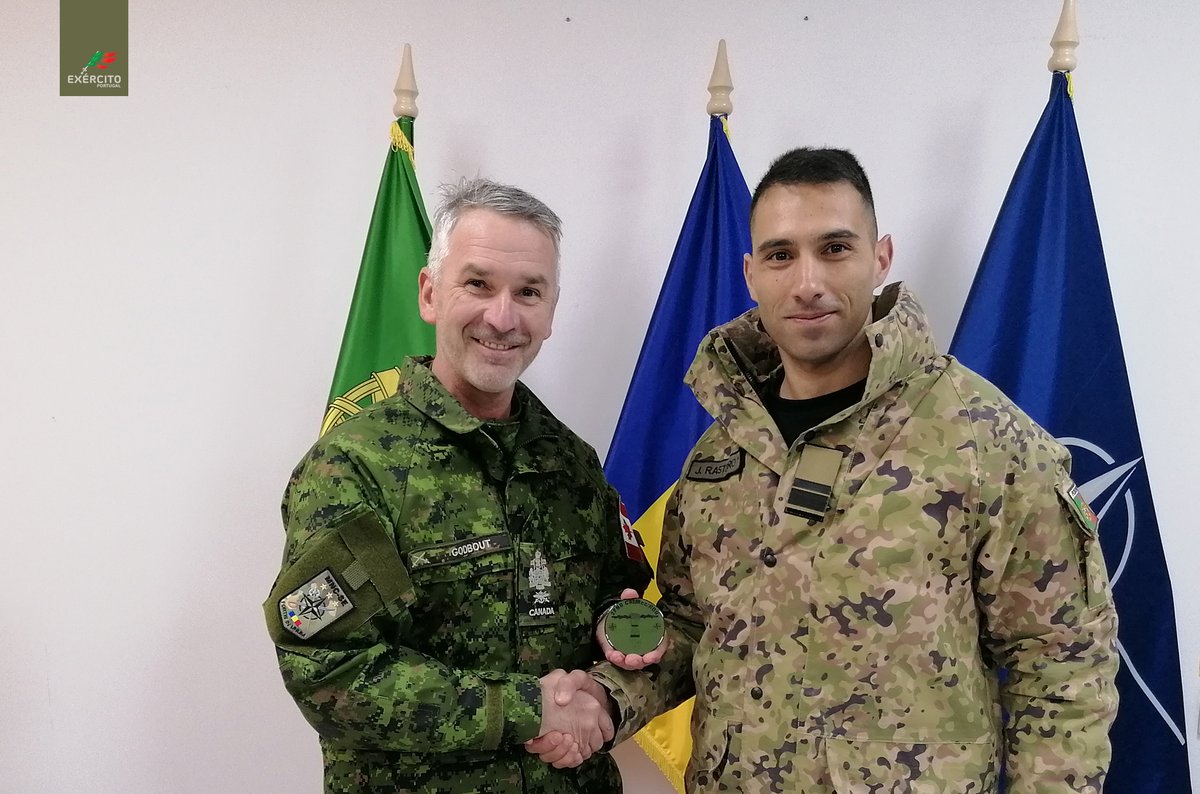 Exercito_pt's tweet photo. A 2.ª Força Nacional Destacada na Roménia recebeu a visita do Adjunto do Comandante do "Multinational Corps South East".🇵🇹🇲🇰🇷🇴
➡️https://t.co/n6Gqny9tiV
#ExércitoPortuguês #2FNDROU #NATO @defesa_pt @EMGFA_RP @ForteleTerestre @ARM_mil_mk @eu_eeas @DelPortugalNATO @NATO https://t.co/V8uib4meVt