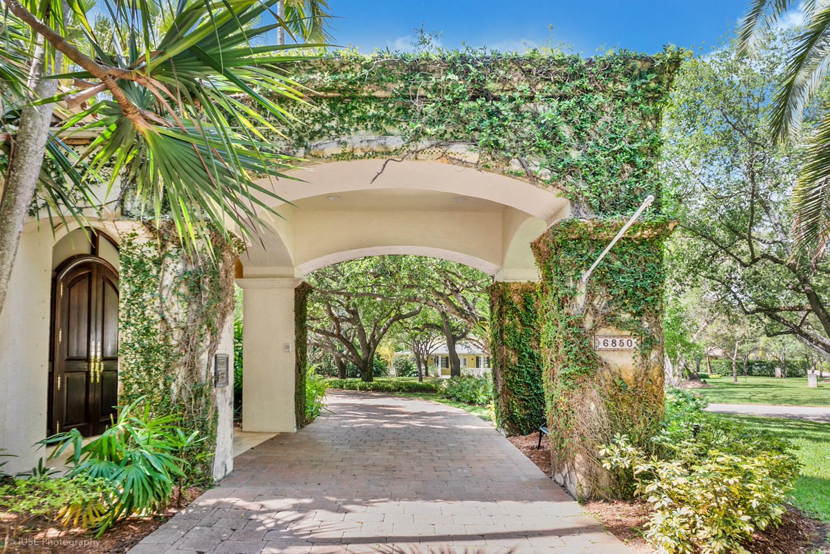 MauricioJBarba's tweet photo. Price Refresh
Open Sunday 4/16 2-4pm 
6850 SW 115 St, Pinecrest $3,699,000
5/4.5/3c | pool | 4,708 LA  | 6,486 Total | 42,166 SF lot
#miamisignaturehomes #miamirealestate #luxuryrealestate #dreamhome #miami  #pinecrestrealestate #pinecrest #miamihomes #homesofsplendor #openhouse https://t.co/mdI39CGayx