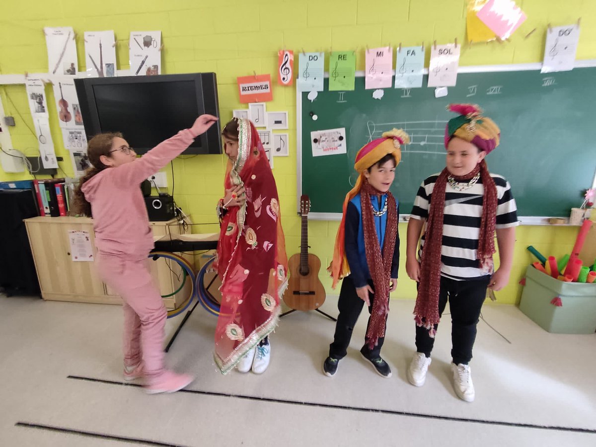 galis_esc's tweet photo. Warming up for the #SpringFestivalPrat! 🌸🌼We will be waiting for you, come and dress up as a royal Indian queen or king! 🇮🇳
#CompartimInterseccions #elprat https://t.co/nMdhWnCIw8
