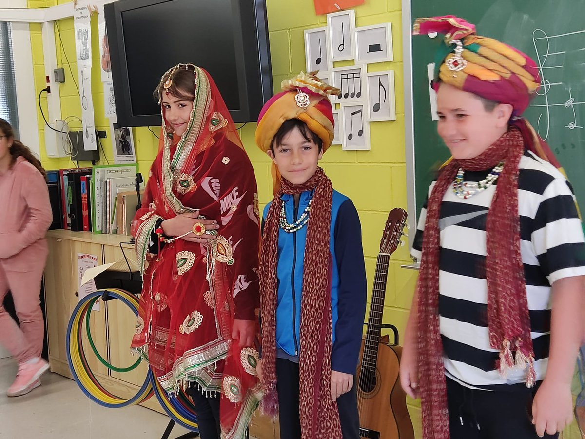 galis_esc's tweet photo. Warming up for the #SpringFestivalPrat! 🌸🌼We will be waiting for you, come and dress up as a royal Indian queen or king! 🇮🇳
#CompartimInterseccions #elprat https://t.co/nMdhWnCIw8
