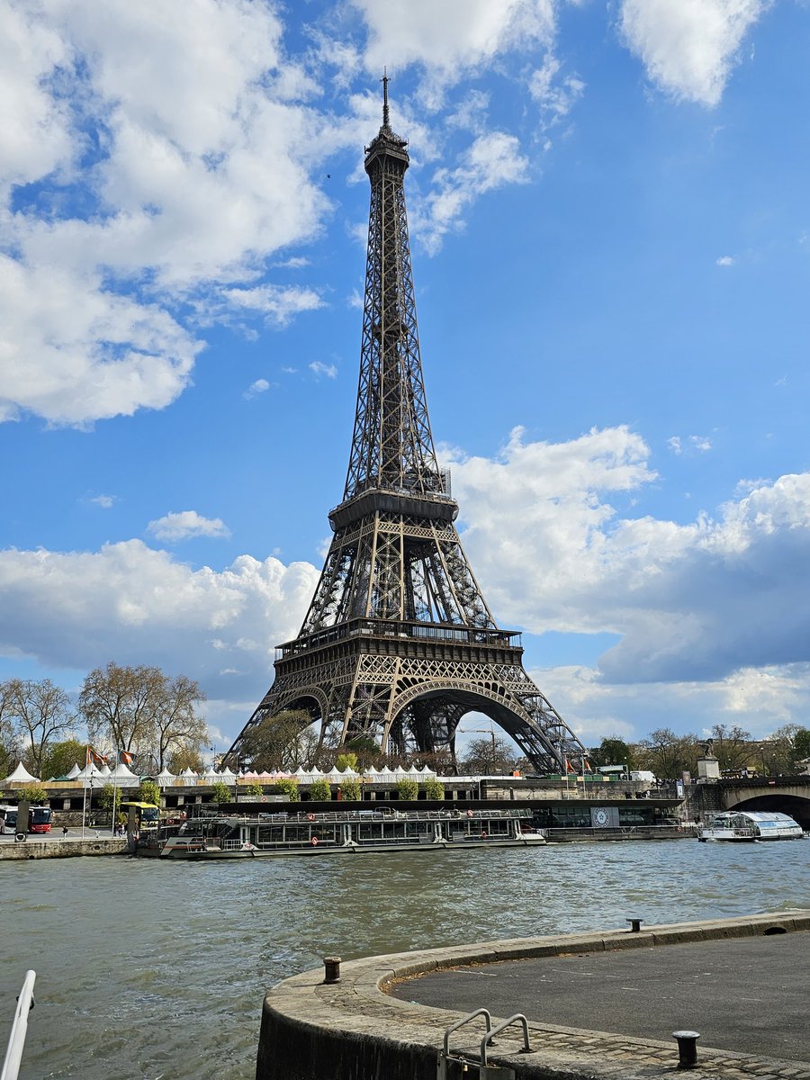 md_vit's tweet photo. #Viajando
#Paris 
#TorreEiffel
Diferentes perspectivas... https://t.co/zNalZaKoWl