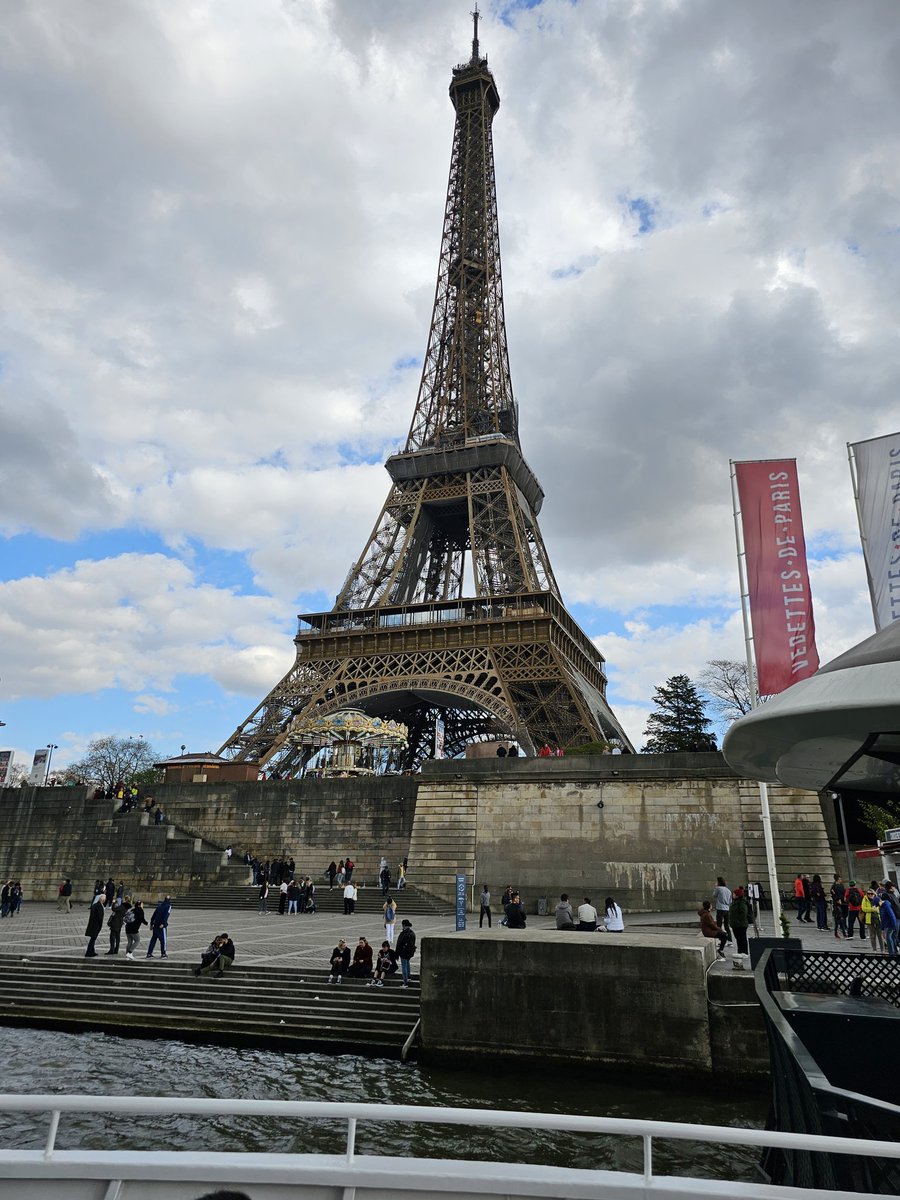 md_vit's tweet photo. #Viajando
#Paris 
#TorreEiffel
Diferentes perspectivas... https://t.co/zNalZaKoWl