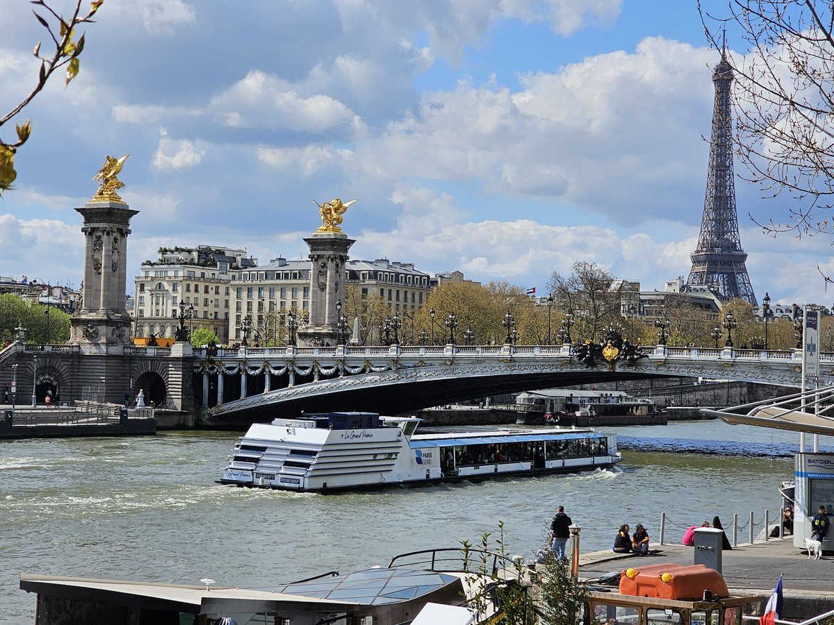 md_vit's tweet photo. #Viajando
#Paris 
#TorreEiffel
Diferentes perspectivas... https://t.co/zNalZaKoWl