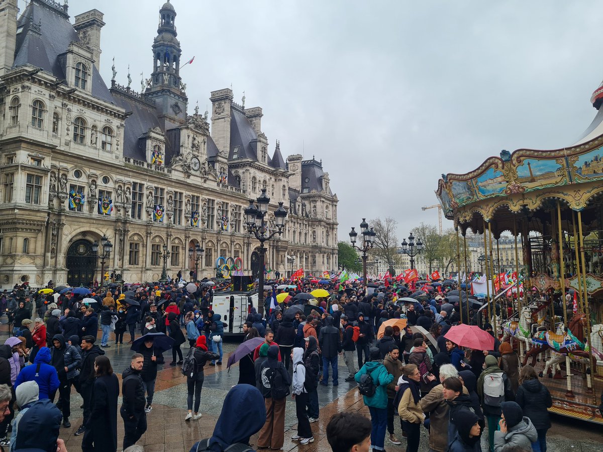 Alors que le #conseilconstitutionel vient de valider l'essentiel de la réforme, plusieurs centaines de manifestants se rassemblent devant l'Hôtel de Ville de Paris. "Grève générale" scandent certains.
#ReformeDesRetraites
<a href="/humanite_fr/">L'Humanité</a>