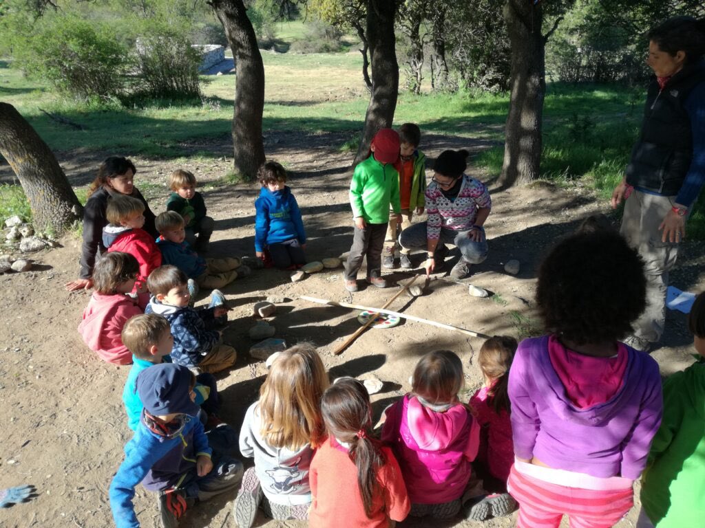 Albagutierrez22's tweet photo. Las escuelas bosque son un modelo de educación al aire libre que ofrece un marco para el desarrollo integral de los hijos y potencia la relación y vinculación con la naturaleza y medioambiente. 
#DCSUVA  #InfanciaSI https://t.co/o07KtK9RNn