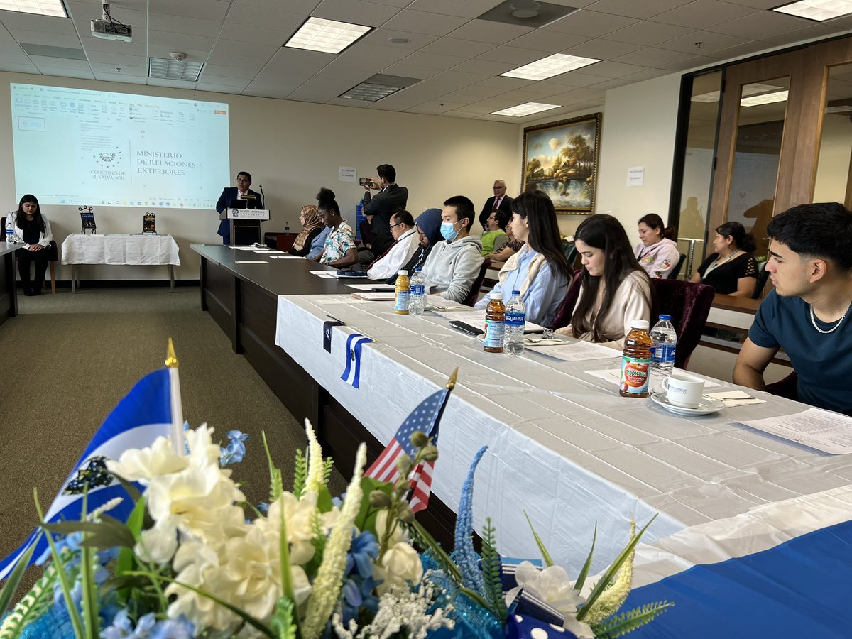 We are honored to host Consul General of El Salvador in Houston, HE Mr. Alex Garcia with diaspora authors Alba Herrera and Veronica Nunes incl great MC Valeria Guerra
@NorthAmericanU #ElSalvador #ConsulGeneral #Houston