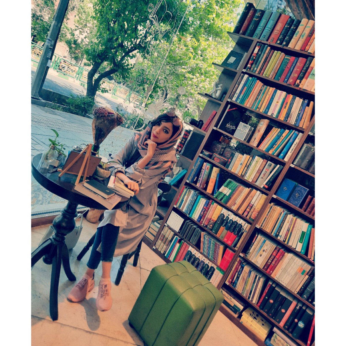 Kimix_98's tweet photo. @masoudfth منم تو کتابفروشی عکس دارم. دلیلشم این بود که عاشق این کتابفروشی بودم دوست داشتم رو میز خیال عکس داشته باشم. ولی واقعا کتاب خوندن شداف نداره. کتاب خیلی باارزش تر از این حرفاس کاش بفهمن https://t.co/VLCksZmTGB