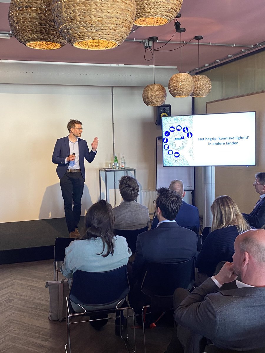 eppobruins's tweet photo. Nu bij ons @AdviesraadWTI seminar in 070 om met elkaar te spreken over kennisveiligheid met aanwezigen uit kennisinstellingen, bedrijfsleven, ministeries en overheidsdiensten. https://t.co/qEAtEZsHWa