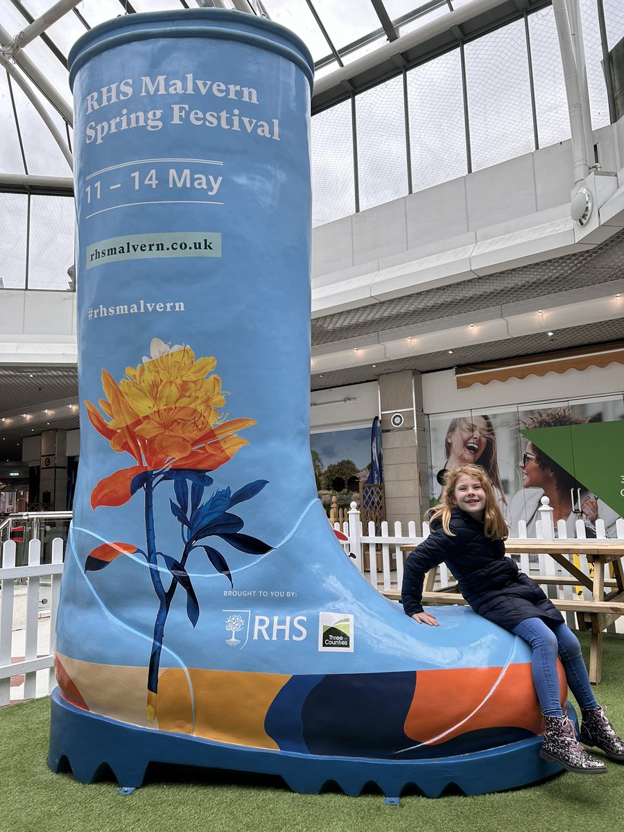 HelenColdicott's tweet photo. Izzy found a giant #rhsmalvern wellie boot! Love to go and get some garden inspiration! 🌻🌼🌺🌷🌸🌹💐 @MalvernShows https://t.co/zpGKf758ED