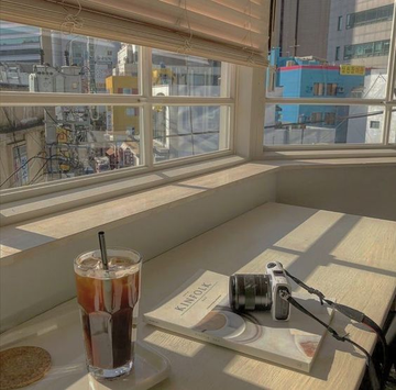 Miss_Marrys's tweet photo. sunny days spent at a cute café https://t.co/eBwz1FXURO