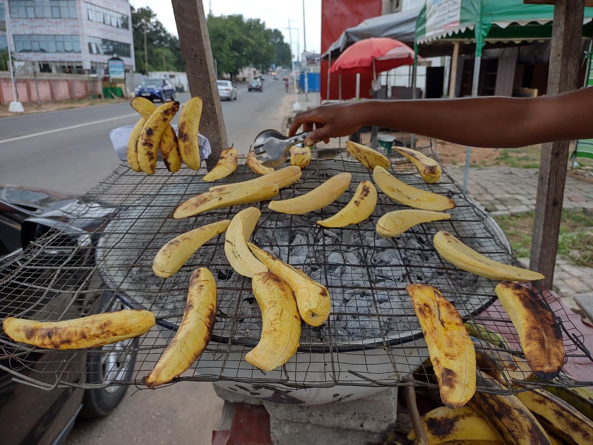 kenkeyindex's tweet photo. Our #EastLegon lady stopped selling kenkey in March. Unless, of course, she's switched to roasting plantains with the rest of them. 
#AlternativeLivelihood #Inflation #Shrinkflation #Ghana https://t.co/g2utZL32iU