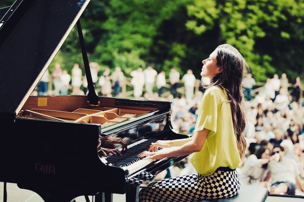 Einaudi en Glass aan zee. Laat je zaterdag 17 juni hypnotiseren door rustgevende neoklassieke en minimalistische klanken, boordevol emotie. Uitgevoerd door <a href="/LaviniaMeijer/">Lavinia Meijer</a>, <a href="/Irishond/">Iris Hond</a> en
<a href="/CiconiaConsort/">Ciconia Consort</a>. Bestel hier je tickets: tinyurl.com/nhd58b79 .   #Einaudi #festival #strand