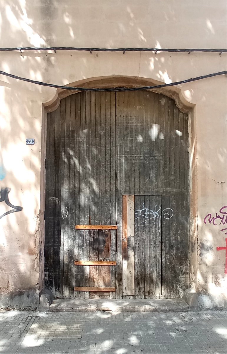 old_eyre's tweet photo. Frikis de la historia y la arquitectura y mallorquines en general, ¿alguien sabe qué era este edificio, este vestigio de historia, de la calle Manacor, 73? Según el catastro se construyó en 1930. Y me tiene enamorada. 💛 https://t.co/KWEinb3qYQ