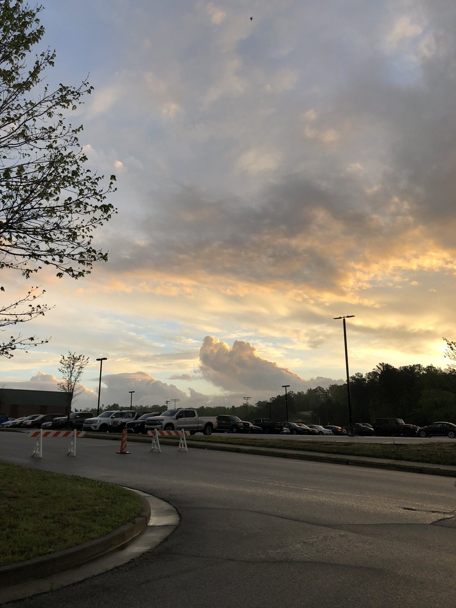 Beachmom3331's tweet photo. 🌤️ Good Mornin’ … Didn’t want to get up, but ya know, kids .. school … 🌤️ #ihaveaheadache 🤕#takinganap 🥱 https://t.co/ymXONWBWmE