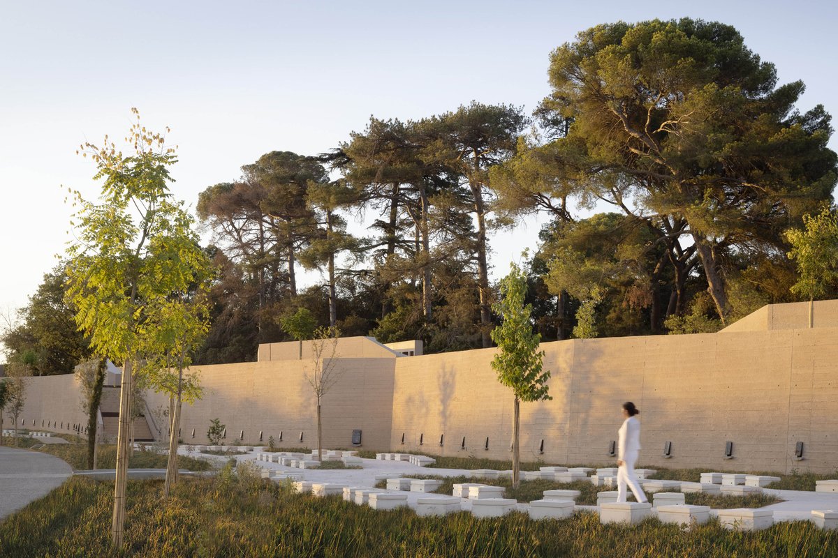 🏠ARCHICITY | Visite du Cimetière de Grammont

📆Sam 22 avril à 10h
📍Cimetière Saint-Etienne, avenue Albert Einstein, Montpellier
👥Avec Jean Planès, architecte de l'Agence Traverses
➡️Inscription à la visite : my.weezevent.com/archicity-b%C3… 
📷Marie-Caroline Lucat