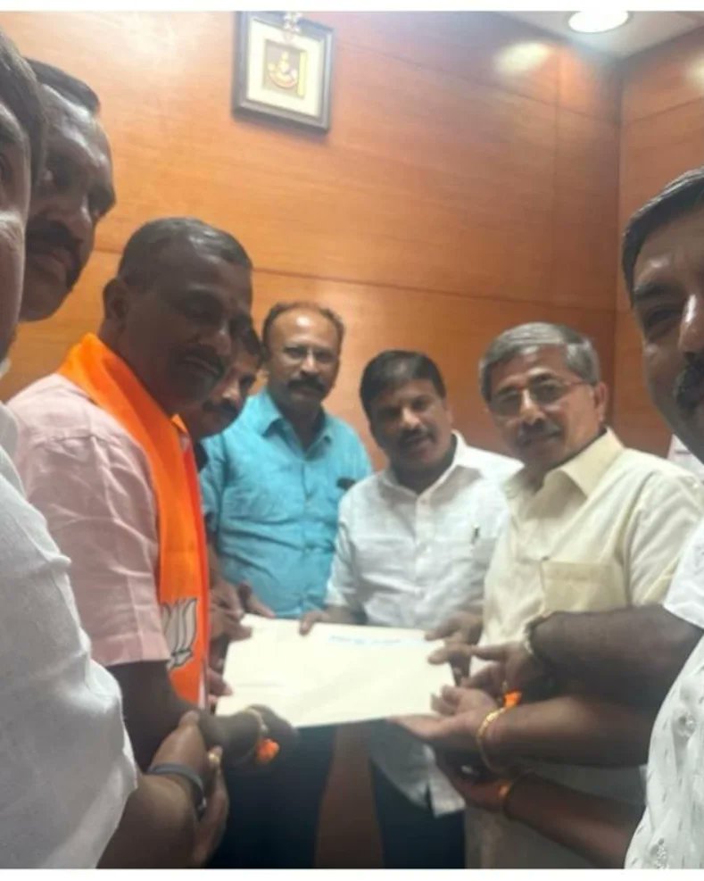 Csrinivas_BJP's tweet photo. ರಾಜ್ಯ ಬಿಜೆಪಿ ಕಾರ್ಯಾಲಯ ಜಗನ್ನಾಥ ಭವನದಲ್ಲಿ ಬಿಜೆಪಿ ರಾಷ್ಟ್ರೀಯ ಪ್ರಧಾನ ಕಾರ್ಯದರ್ಶಿಗಳಾದ ಶ್ರೀ ಬಿ. ಎಲ್ ಸಂತೋಷ್ ಜೀ ಅವರಿಂದ ನನ್ನ 'ಎ' ಮತ್ತು 'ಬಿ' ಫಾರಂ ಸ್ವೀಕರಿಸಿ ಅವರ ಆಶೀರ್ವಾದ ಪಡೆಯಲಾಯಿತು. https://t.co/lKU178Qx5w