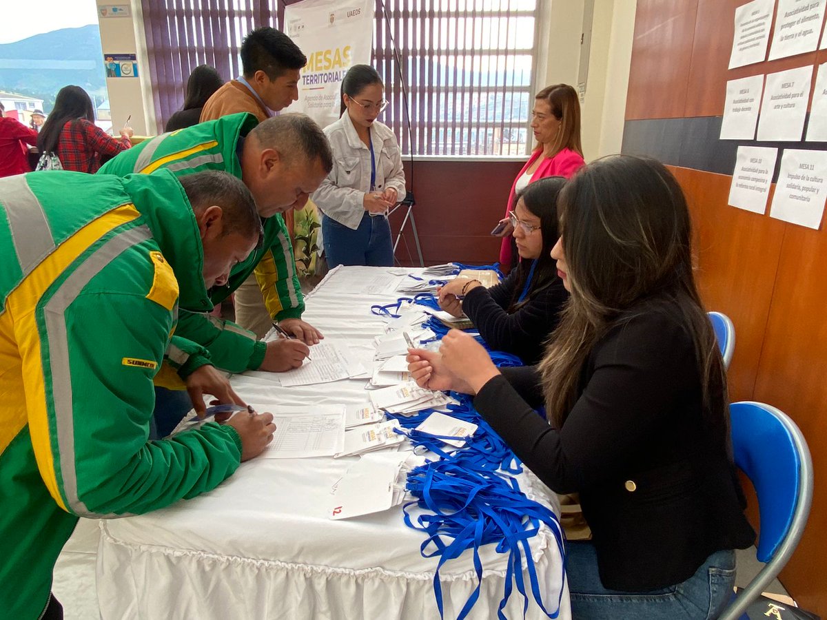#Hoy Estamos trabajando simultáneamente en #SantaMarta, #Pasto y #Buenaventura en la construcción de las Agendas Comunes Territoriales con las que cambiaremos la historia de nuestras comunidades. Estamos transformando el territorio, devolviendo la esperanza de un país para tod@s.