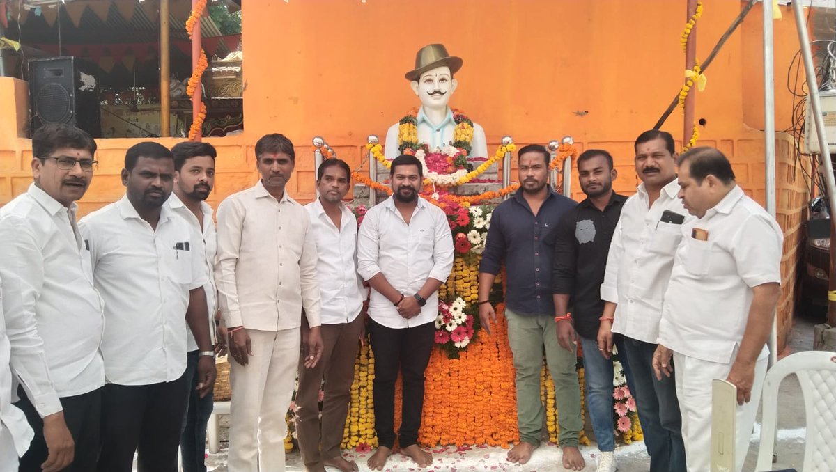DeepakSinghLo20's tweet photo. Paid floral tribute to Shahid e Bhagat Singh Statue on his death Anniversary near Gaushala Mangalhat Division n blood donation program

#DeepakSinghlodhBRSYouthleader  
#GoshamahalConstituency https://t.co/hwIVHsROod