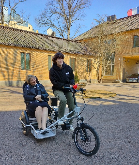 ambafrancefi's tweet image. Ranskan suurlähettiläs tapasi @AssociationKillian :in edustajia ja tutustui sivuvaunulliseen pyörään joka parantaa liikkumisrajoitteisten kulkemista. #inkluusio #pyöräily #liikkuvuus