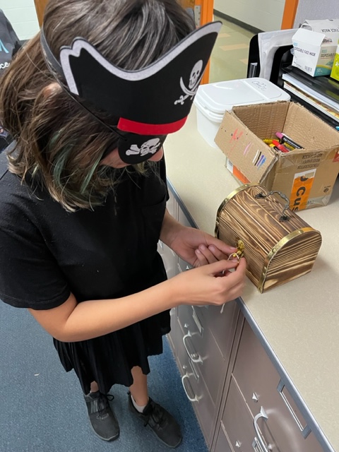 southrangederry's tweet photo. Congratulations, Arya, our 3rd Book Blast Treasure Chest winner. Way to go! For those families that still want to participate, register: https://t.co/wV8RIcXqOA….  To support our school &amp; help our students have access to more books, please donate here. https://t.co/jOJSwa5El3 https://t.co/dVOL0PBhT3