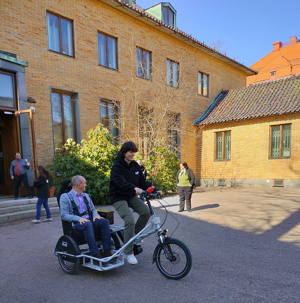 ambafrancefi's tweet image. Ranskan suurlähettiläs tapasi @AssociationKillian :in edustajia ja tutustui sivuvaunulliseen pyörään joka parantaa liikkumisrajoitteisten kulkemista. #inkluusio #pyöräily #liikkuvuus