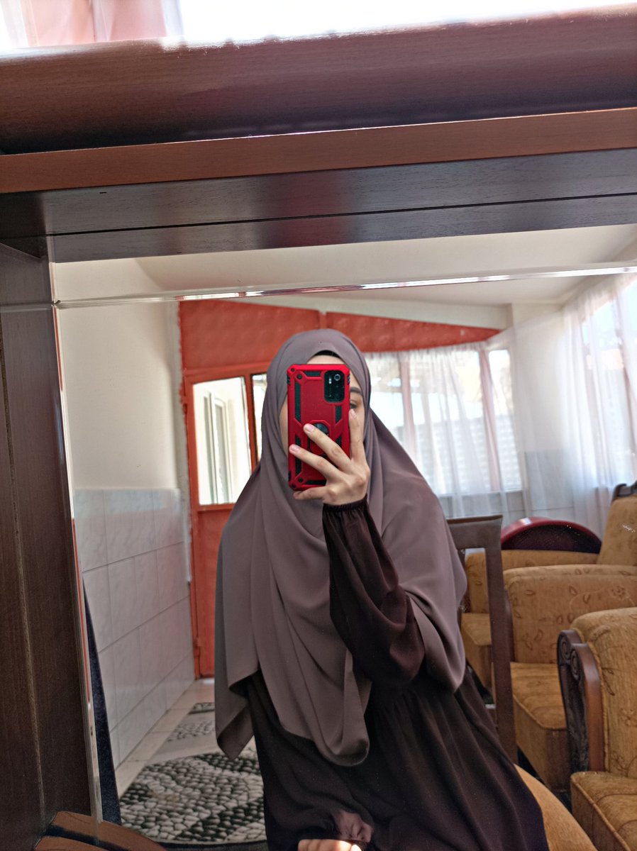 aysenurkkaba's tweet photo. Bugün aylar sonra ilk defa başörtüsü taktım.65 gün yattıktan sonra ilk defa ambulans dışında bir arabaya binip camdan dışarıyı izledim. Ara ara ağladım. Hayatın devam edişi ama benim hep 6 Şubat'ın izleri ile kalışımı iliklerime kadar hissettim.Yine de çok hamd sana Allah'ım.🤲🤍 https://t.co/oyqqD5zksM