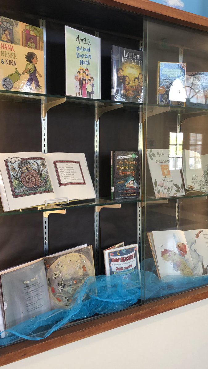 MrsDausesFDES's tweet photo. New month, new books on display! @BCPSLMP @bcpslms #aaslms #nationaldiversitymonth #NationalPoetryMonth @FDESbcps https://t.co/ee6zDBtuNw