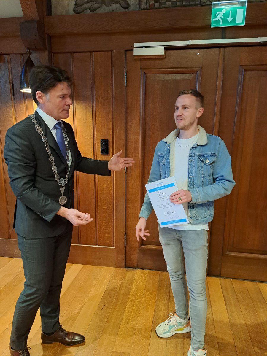 Gemeenteraad Breda (@raadbreda) on Twitter photo Deze week kregen bijna 30 deelnemers het certificaat van deelname aan de cursus Politiek Actief uitgereikt. Dit is een cursus van <a href="/ProDemos/">ProDemos - Huis voor democratie en rechtsstaat</a> in samenwerking met raadsleden en de griffie. Joost Eras nam het certificaat in ontvangst van burgemeester @PaulDepla tijdens het #Brbr. Deze week kregen bijna 30 deelnemers het certificaat van deelname aan de cursus Politiek Actief uitgereikt. Dit is een cursus van <a href="/ProDemos/">ProDemos - Huis voor democratie en rechtsstaat</a> in samenwerking met raadsleden en de griffie. Joost Eras nam het certificaat in ontvangst van burgemeester @PaulDepla tijdens het #Brbr.