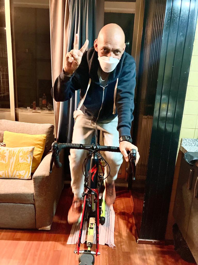 BicitlanRadio's tweet photo. Pedaleando de nuevo. Todavía estoy muy lejos de subir el Ajusco, pero este es mi regreso al rodillo después del trasplante de médula ósea. Todavía quedan muchos kilómetros por recorrer.🚲🙏🏽 https://t.co/64sARvaBUF