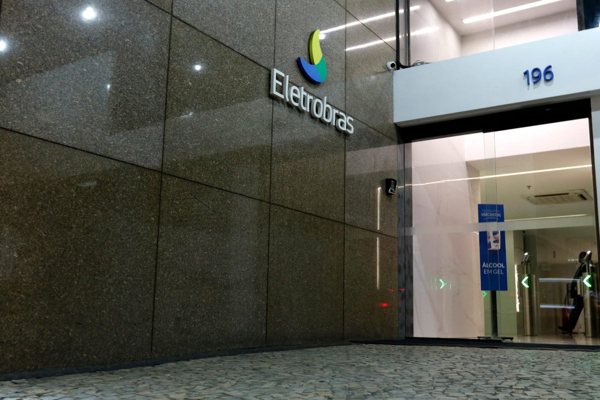 AlencarBraga13's tweet photo. A Eletrobras cancelou contrato com recrutadora por questão sobre Lula em teste. Uma prova aplicada aos candidatos listava supostos motivos para a condenação do presidente na Lava Jato. É estarrecedor! https://t.co/H1cWb1YOSb #EscândaloNaEletrobrasPrivada https://t.co/yinDHvGzzW