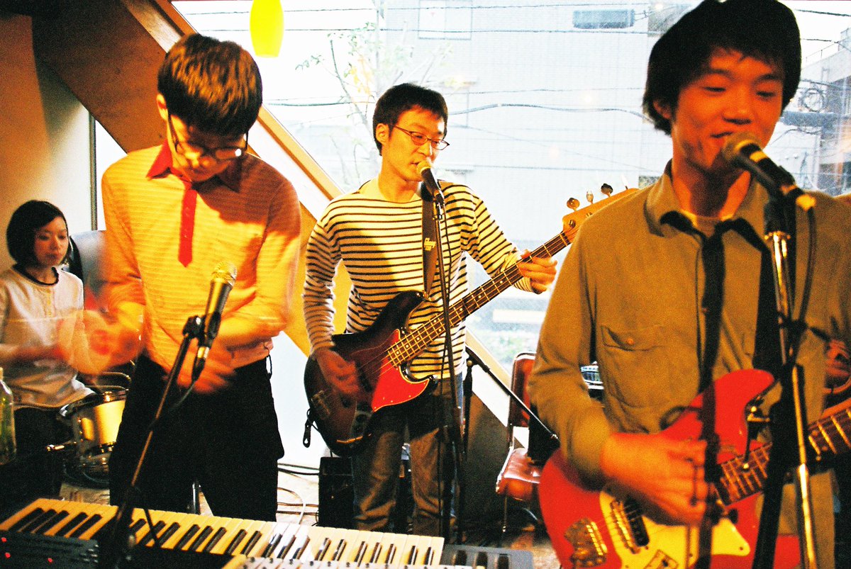 Lotsi12's tweet photo. Little Pad Night
その2 apartment star
アパスタはリリースが少ないのでライヴで初めて聴く曲が多いのですが、一度で覚えられるキャッチーさが魅力
おもちゃ箱をひっくり返したような(実際におもちゃの楽器多数使用)サウンド
最前列で観られて最高でした!
#apartmentstar
#galaxytrain
#GuitarPop https://t.co/rzug7fjFod