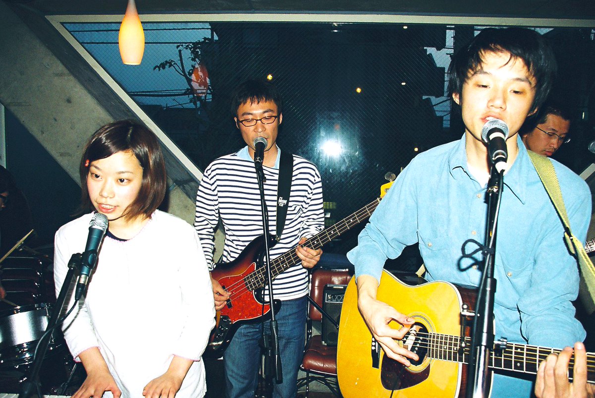 Lotsi12's tweet photo. Little Pad Night
その2 apartment star
アパスタはリリースが少ないのでライヴで初めて聴く曲が多いのですが、一度で覚えられるキャッチーさが魅力
おもちゃ箱をひっくり返したような(実際におもちゃの楽器多数使用)サウンド
最前列で観られて最高でした!
#apartmentstar
#galaxytrain
#GuitarPop https://t.co/rzug7fjFod