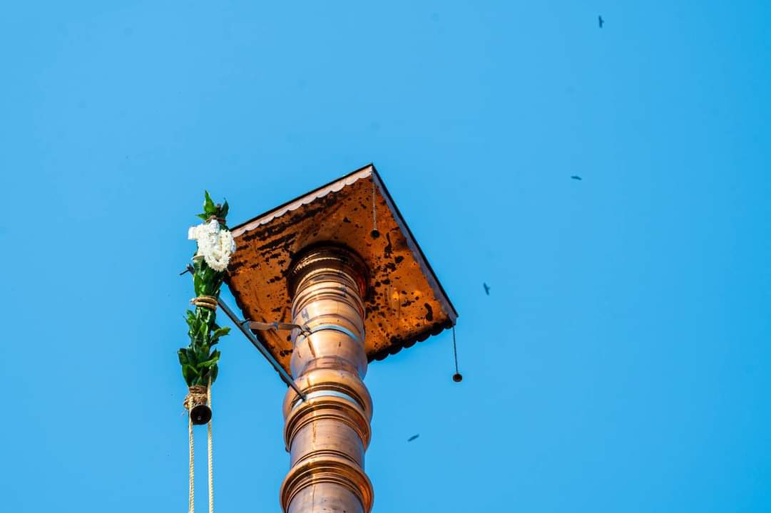 SodeMatha's tweet photo. ಸೋದೆ ವಾದಿರಾಜ ಮಠದ ಆಡಳಿತಕ್ಕೆ ಒಳಪಟ್ಟ ಉಂಡಾರು ಶ್ರೀವಿಷ್ಣುಮೂರ್ತಿ ದೇವರ ಉತ್ಸವದ ಅಂಗವಾಗಿ ನಡೆದ ಧ್ವಜಾರೋಹಣ . 🚩🚩🚩
ಚಿತ್ರ: ಪ್ರಸನ್ನ ಪೆರ್ಡೂರು
#devotional #bhakti #temples #photographylovers #photography #utsava #sodevadirajamatha #vishwavallabhatheertharu #udupi #undaru #templearchitecture https://t.co/tUDl4kynEm
