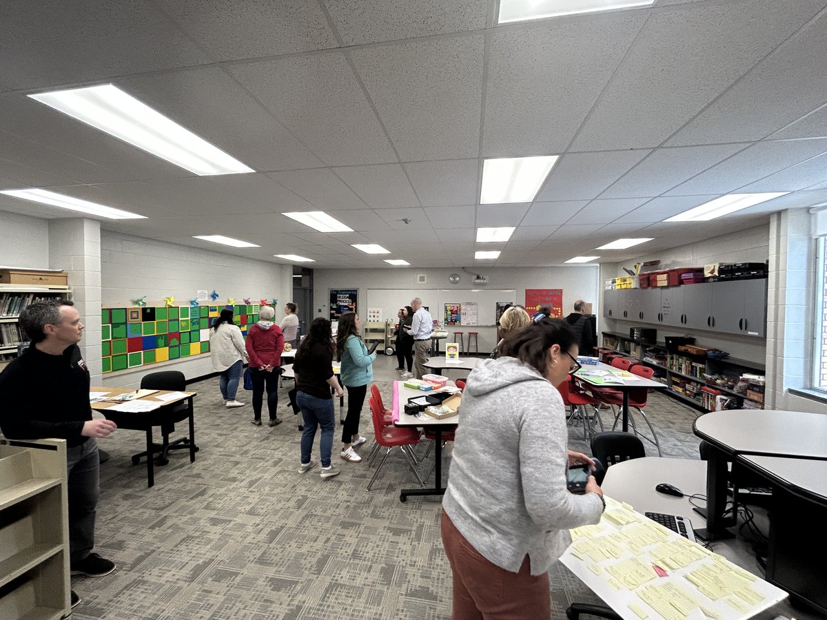 KirbyLKrause's tweet photo. @NMSHanover's librarian takes a very student-centred approach to the Learning Commons #Makerspace. One thing that stood out to me were the posters she created to help students see different techniques they can use in their making. #HSDlearns #HSDcdle #STEAM #STEM https://t.co/UxpoIOSaeh