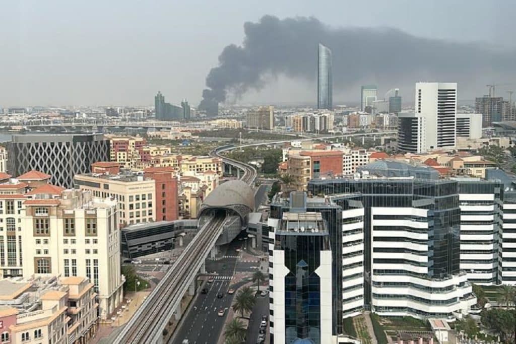 CWMiddleEast's tweet photo. Dubai fire: Warehouse in Dubai catches fire; police restrict access to area.
Find out more: https://t.co/HfUgojBT4M
#FireinDubai #Dubai #Fire #UmmRamool https://t.co/YRwbwQZYIO