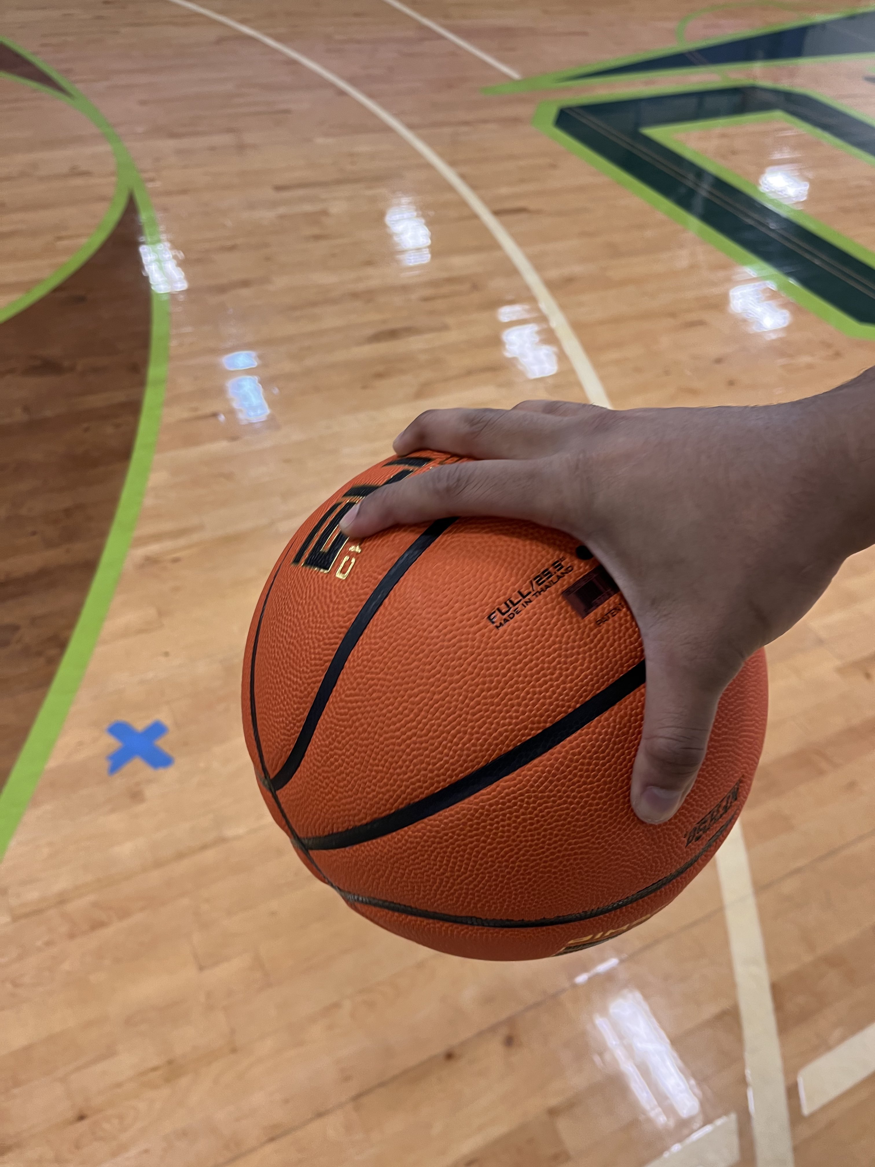 Palming online a basketball