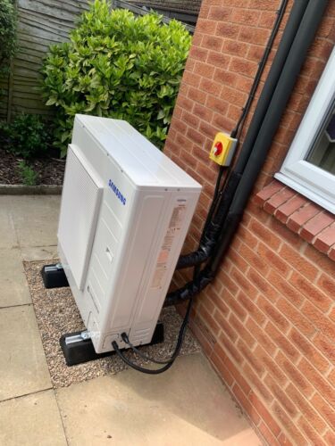 AirconServices's tweet photo. #airsourceheatpumps are the way forward for energy efficiency- want a free no obligation survey for your new #heatingsystem or #airconditioning system - call us on 0800 998 9135 https://t.co/hh89AyEbra