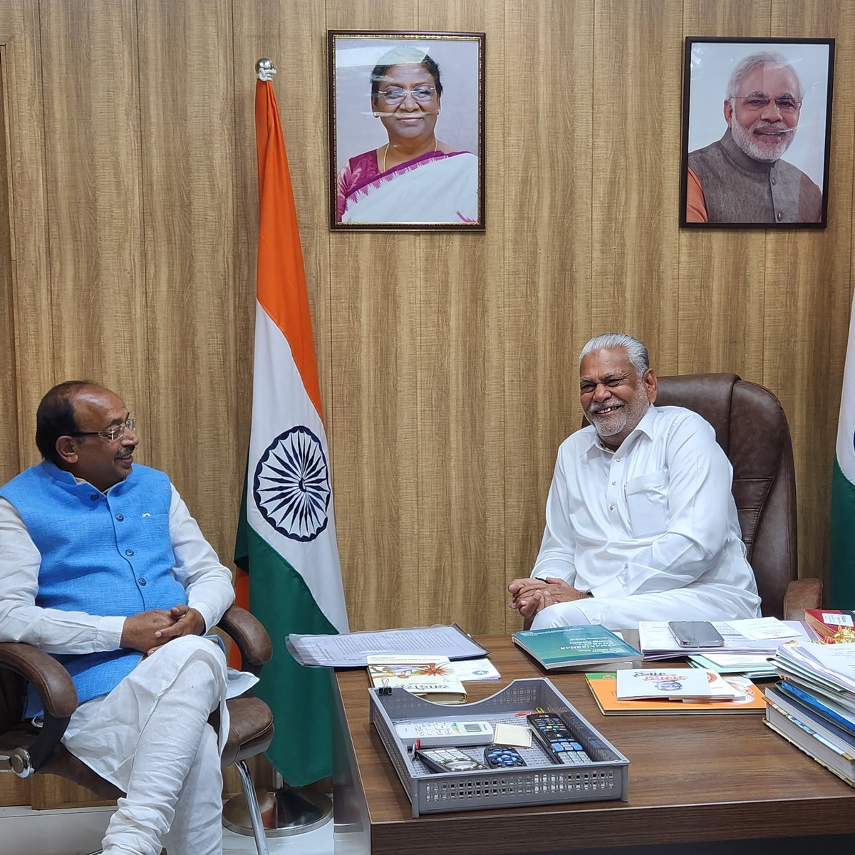 VijayGoelBJP's tweet photo. केंद्रीय मंत्री @PRupala जी से बहु�� आत्मीय मुलाक़ात रही. मैंने उन्हे देश भर में आवारा कुत्तों से उत्पन्न समस्या के बारे में बताया. उन्होंने विश्वास दिलाया की वे इस पर और ध्यान देंगे. https://t.co/vW9DDz1Z8i