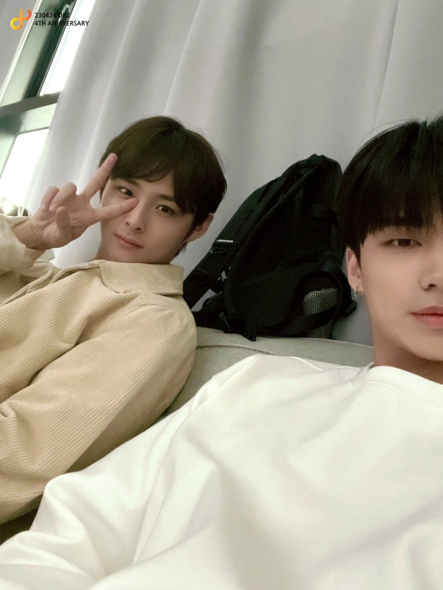 dkz_dy's tweet photo. #DKZ_4TH_DEBUT 🥳💘💘

#DKZ #디케이지 https://t.co/b0s7vvaO0L