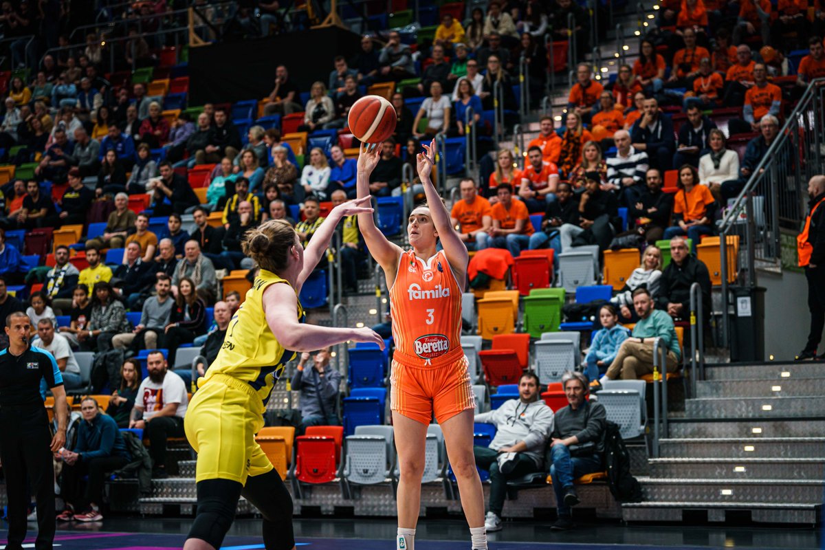 familaschio's tweet photo. ๐ @EuroLeagueWomen F4
Semifinal
HALFTIME
@fbkadinbasket 36-40 Beretta Famila Schio
Keys 11 pts, @mmabrey1 9 pts, @NdouraStou 7 pts
#EuroLeagueWomen #orangegeneration #fourteenyourteam #familaschio https://t.co/aD40g1RYeD