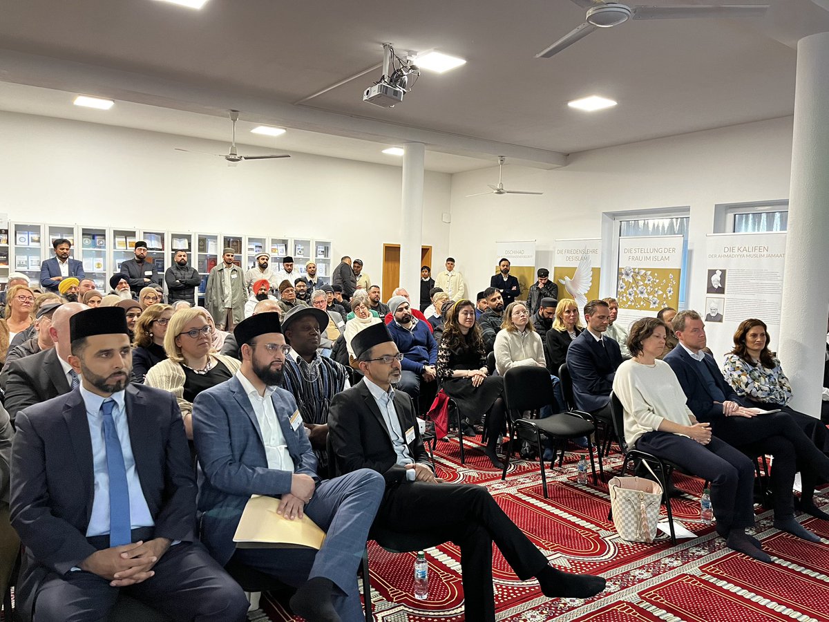 AhmadiyyaKiel's tweet photo. Gemeinsam mit Freunden und Bekannten fand gestern der erste Iftar Empfang der #Ahmadiyya Kiel statt.

Die spirituelle Bedeutung des Fastens stand im Vordergrund des Abends. Anschließend wurde gemeinsam das Fasten gebrochen. 

Wir freuen uns auf weitere Begegnungen dieser Art! https://t.co/EcS73JLnxW