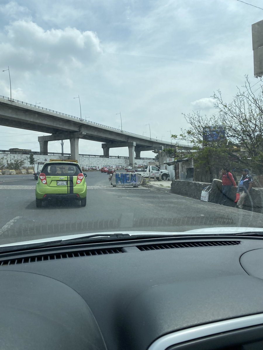 Yisus_Ramirez13's tweet photo. @dirtransitopue @Hechizero_38 Buenos días. Muro de contención atravesado en la salida a la autopista Puebla-Orizaba, altura del puente de San Felipe. Creo que es para cubrir la entrada de las grúas de don chingon 🤦🏽‍♂️ https://t.co/E0vABjEGSo