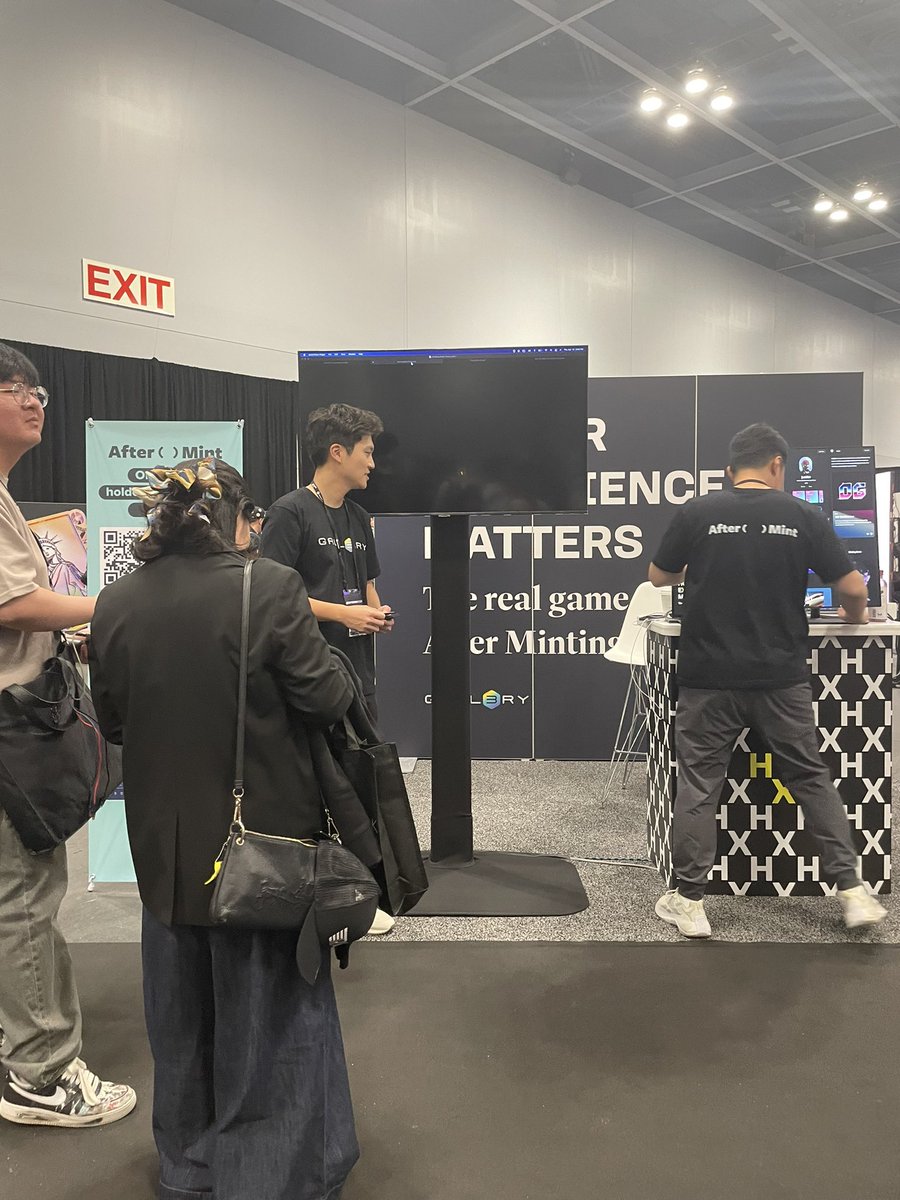 nftresearch8's tweet photo. @NFT_NYC day 2 with @attention_pala @gall3ry_3 @0xPolygonLabs @OnePlanet_NFT 🙏❤️ https://t.co/oatMsI8WEO