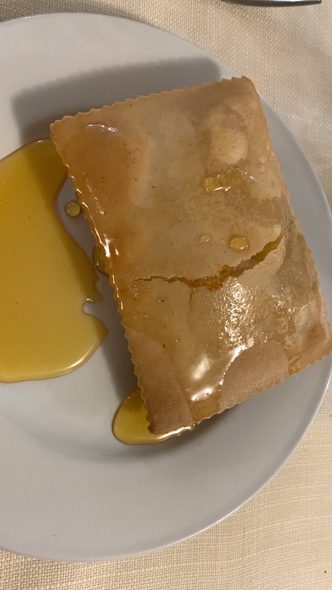 MartaDj1's tweet photo. Uff, cosa mi tocca fare! #seada #seadas #Sardegna https://t.co/YxeVhsM06J