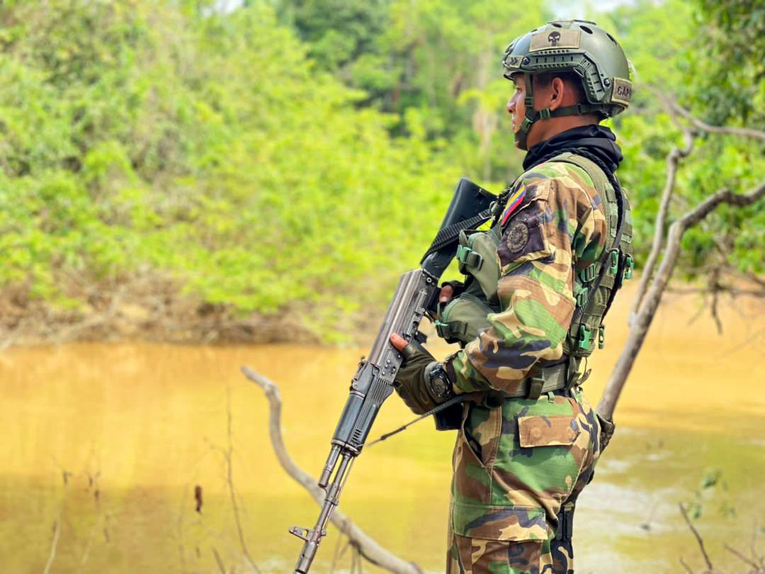 dhernandezlarez's tweet photo. No se permitirán estructuras de delincuencia organizada en territorio nacional. Venezuela es territorio de paz. 

#EscudoBolivariano2023 https://t.co/Qd2cXq2Vbi