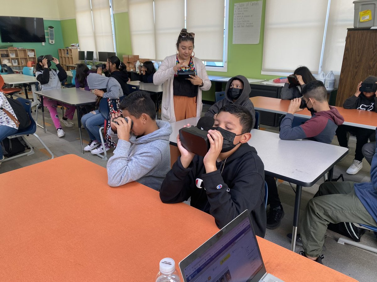 EAHallMS's tweet photo. Miss Wendy leads ELD classes through a virtual reality tour of the Indian Ocean 🌊 https://t.co/R2CQS4bNvN