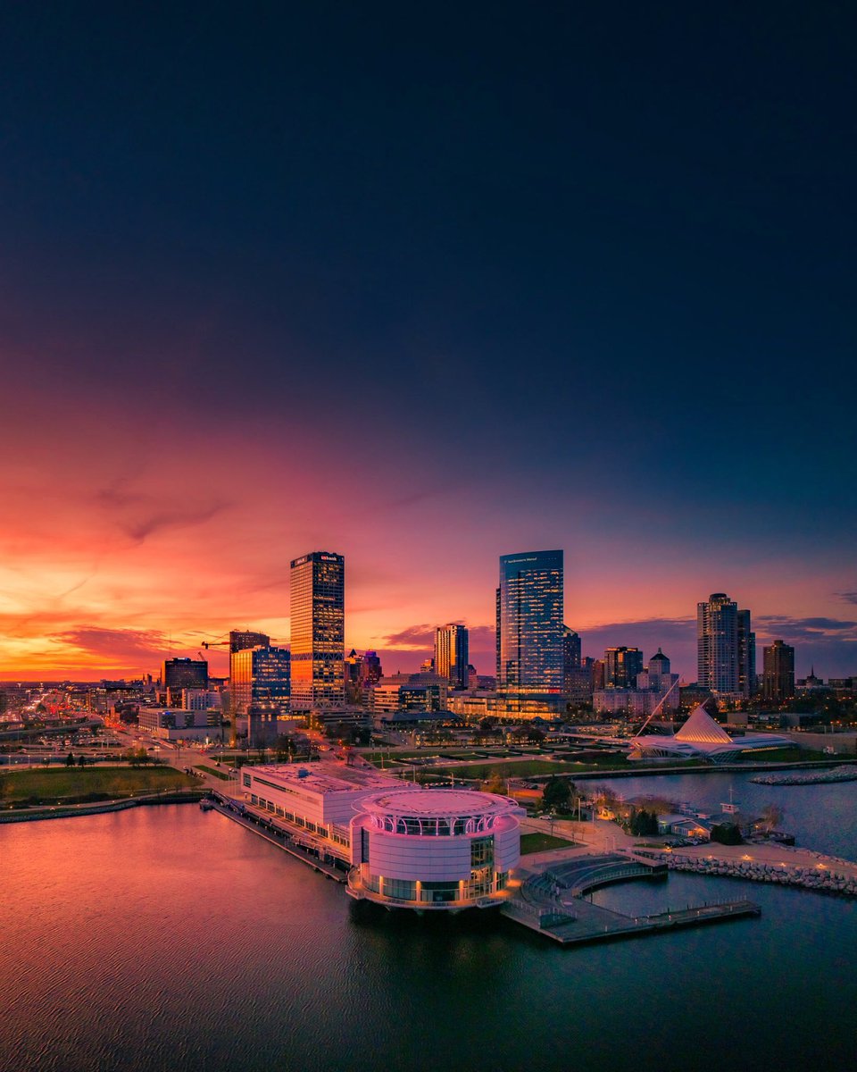 Happy #414Day Milwaukee! We love our city 💚💚

#mkeproud

📸@natevomhof