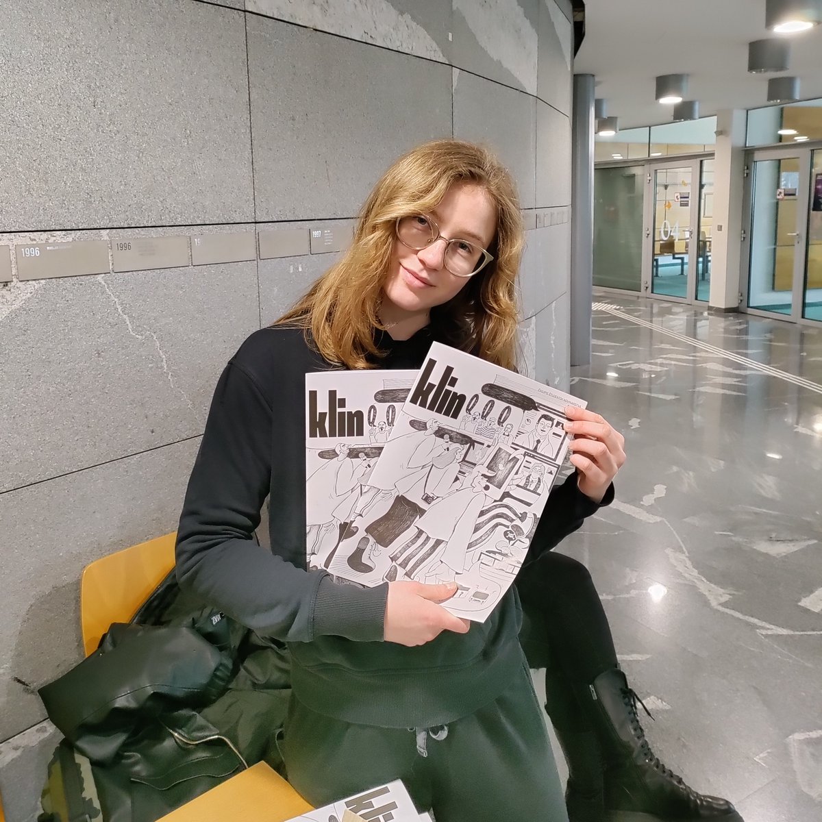 casopisKlin's tweet image. "Z videoposnetki, s fotografijami, s tviti in objavami na družbenih omrežjih novinarji vsak dan želimo prepričati bralce, da so tam, da smo tam tudi mi. Da opravljamo svojo nalogo, četudi jo tehnološki podaljški v resnici opravljajo namesto nas."
🖊️: Tjaša Lorbek, urednica