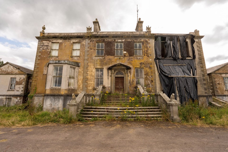 Further deterioration obvious in the latest pic from Kilcooley House, the once exquisite mansion of the Barker/Ponsonbys @ Grange, Thurles, Co Tipp. Probably beyond saving now, despite being a protected building. Another piece of our heritage lost. #DerelictIreland #VacantIreland