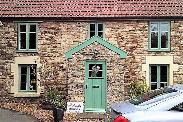 MajDesignsUK's tweet photo. We helped keep the character in this #Somerset Cottage with new high security Chartwell Green A+14 #energyrated uPVC #Windows & matching Composite Door from @EnduranceDoors with @securedbydesign @YaleDWS @CornwallGlass #Devon #Taunton #Bristol #UKmfg #UKmanufacturing https://t.co/ao0LbarL1X